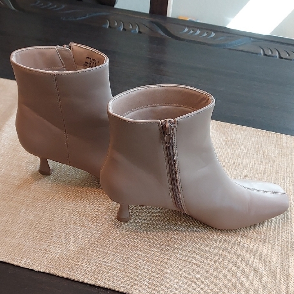 Journee Collection Taupe Ankle Booties Size 8 - Picture 4 of 8